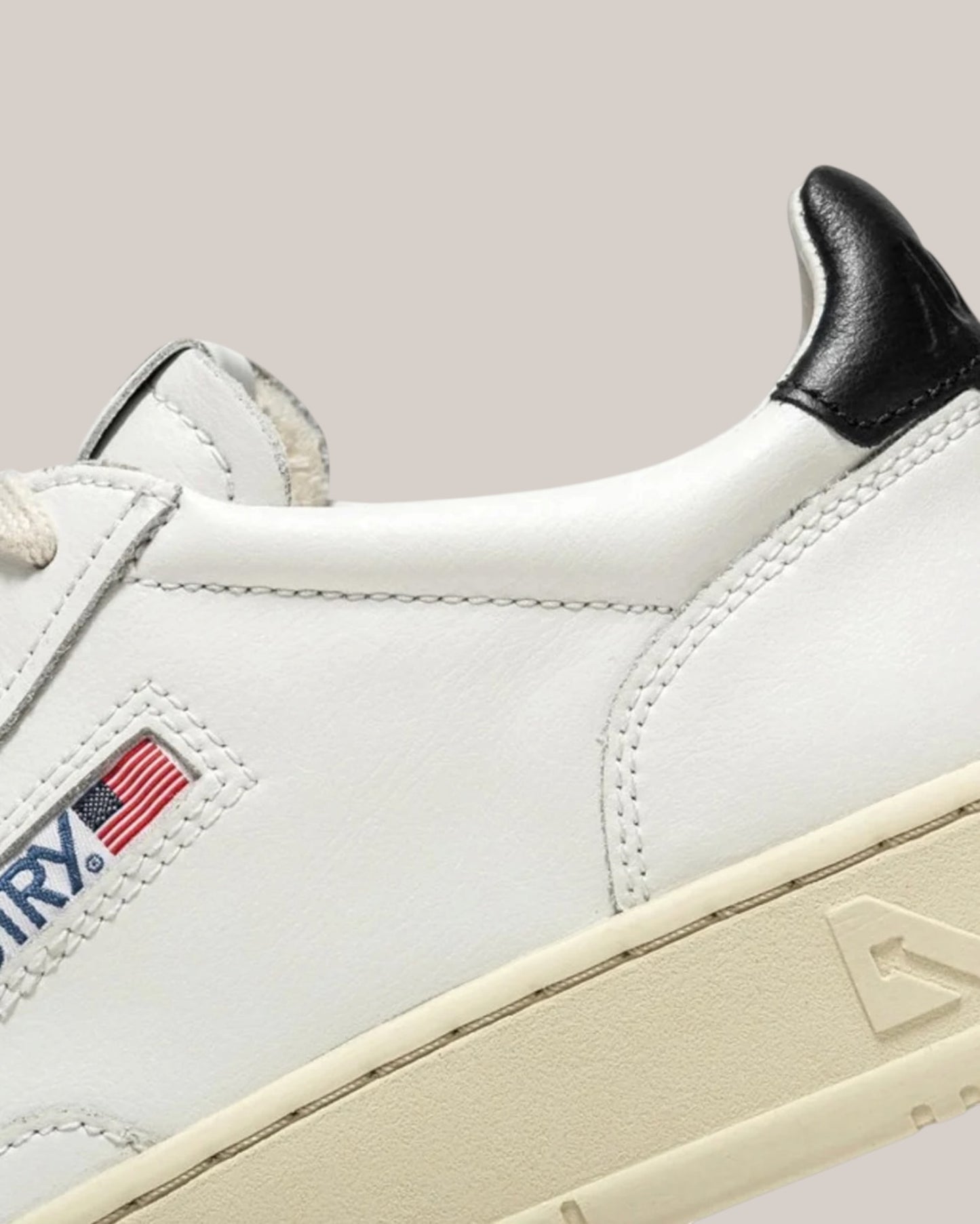 Sneakers Base In Pelle Medalist Low Man Bianco/Nero AULM LL22 Autry