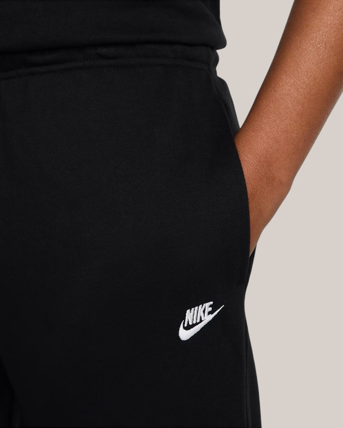 Nike Club Pantalone Jogger Uomo Nero/Nero/Bianco FN3801-010